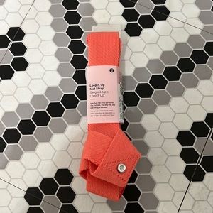 NWT - Lululemon 🍋 Loop It Up Mat Stap